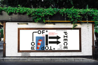 Ein großes weißes Poster mit fettem schwarzem Text, Pfeilen und einer Feuerlöscher-Abbildung hängt an einer gefliesten Außenwand unter Grünpflanzen.