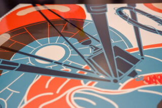 Eine Nahaufnahme einer farbenfrohen abstrakten Illustration mit geometrischen Formen und Linien in Blau-, Rot-, Weiß- und Schwarztönen.