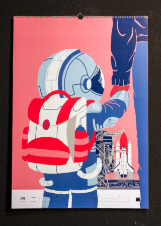Abbildung eines Kindes in einem Raumanzug, das die Hand eines Erwachsenen hält, mit einem Space Shuttle und einer Startplattform im Hintergrund, vor einem rosa Hintergrund auf einer Kalenderseite.
