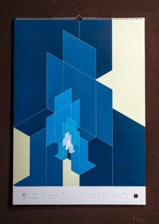 Ein geometrischer Wandkalender für November mit überlappenden blauen und gelben Formen auf dunkelbraunem Hintergrund. Das Kalenderraster befindet sich unten.