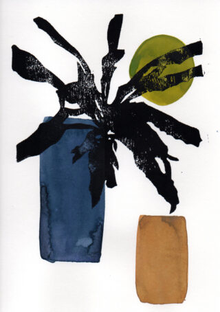 Abstraktes Kunstwerk, das eine schwarze Pflanze in einer blauen Vase, einen braunen Topf daneben und einen grünlich-gelben Kreis im Hintergrund auf einer weißen Oberfläche zeigt.