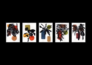 Fünf abstrakte Gemälde dunkler, pflanzenähnlicher Formen in Vasen, jeweils mit farbenfrohen geometrischen Formen, sind in einer Reihe vor einem schwarzen Hintergrund angeordnet.