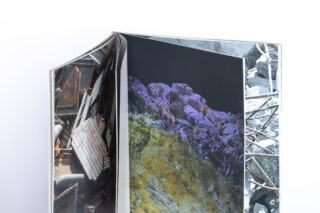 Ein offenes Buch mit Seiten mit Fotos von Schutt, violetten Felsen, gelben Mineralien und Steinen vor einem weißen Hintergrund.