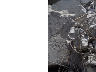 Stapel zerbrochener Betonplatten mit freiliegendem, verdrehtem Metallbewehrungsstahl auf der rechten Seite; der linke Teil des Bildes ist leer und weiß.