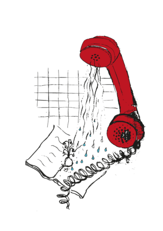 Ein roter Telefonhörer mit Schnur gießt Wasser auf ein offenes Notizbuch, wodurch die Tinte verläuft und sich kleine Pfützen auf der Seite bilden.