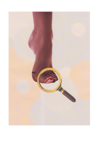 Eine Lupe hebt ein Lippenpaar auf der Ferse eines nach oben gerichteten Fußes vor einem hellen Hintergrund mit kreisförmigen Mustern hervor.