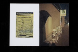 Links ist ein Schild mit den Regeln zur Mülltrennung zu sehen, rechts säumen mit Wertstoffen gefüllte Plastiktüten nachts einen Gehweg in der Nähe einer Bushaltestelle.