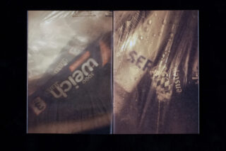 Zwei verschwommene Nahaufnahmen von in Plastik eingewickelten Objekten mit teilweise sichtbarem Text und Logos und Wassertropfen auf der rechten Seite.