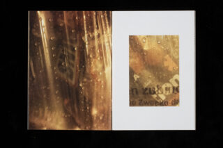 Zwei Seiten eines offenen Buches, die linke Seite zeigt eine Nahaufnahme von Tropfen auf einer gelblichen Oberfläche, die rechte Seite zeigt ein zugeschnittenes, verschwommenes Bild mit teilweise sichtbarem deutschen Text.