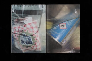 Eine Nahaufnahme von zwei Plastiktüten mit recycelbarer Verpackung und einem Warnhinweis zu brennbarem Material, betrachtet durch durchscheinendes Plastik.