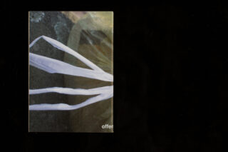 Auf einem Foto sind weiße Bänder oder Riemen zu sehen, die an einem Gegenstand befestigt sind. In der unteren rechten Ecke ist ein Teil des Wortes „Angebot“ zu sehen.