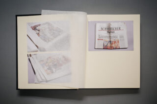 Ein aufgeschlagenes Buch, in dem links unter transparentem Papier eine Zeitungsseite und rechts ein Foto einer Zeitung mit dem Titel „SCHWABACHER Tagblatt“ zu sehen ist.