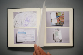 Eine Hand blättert in einem Fotoalbum, das vier Fotos verschiedener Quittungen und Papiere auf grauem Hintergrund zeigt.