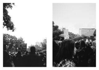 Schwarz-Weiß-Foto-Diptychon eines Protests; Menschen halten Schilder und Regenschirme, einige tragen Masken, im Hintergrund sind Bäume und Gebäude zu sehen.