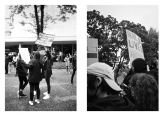Auf zwei Schwarzweißfotos sind Menschen bei einer Protestkundgebung zu sehen, die Schilder hochhalten. Auf einem steht „Wenn Sie nichts zur Ungerechtigkeit zu sagen haben, sagen Sie etwas“, auf einem anderen „Black Lives Matter“.