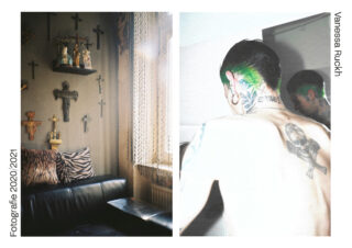 Zwei Fotos: links ist ein Wohnzimmer mit religiösen Kreuzen an der Wand zu sehen; rechts ist eine Person mit grünen Haaren und Tätowierungen von hinten zu sehen, die vor einem Spiegel steht.