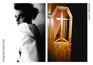 Neben dem Farbfoto eines hölzernen Beichtstuhls ist ein Schwarz-Weiß-Porträt einer Person in weißer Kleidung zu sehen. Der Text lautet „Fotografie 2020/2021“ und „Vanessa Ruckh.“.