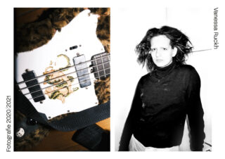 Nahaufnahme einer Bassgitarre mit Eidechsenaufkleber links; Schwarz-Weiß-Porträt einer Person im Rollkragenpullover rechts. Text: „Fotografie 2020/2021, Vanessa Ruckh.“.