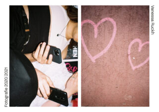 Zwei nebeneinander liegende Fotos: links sind Menschen mit Smartphones zu sehen, rechts zwei rosa Herzen auf einer strukturierten braunen Wand. Bildnachweise entlang der Ränder.