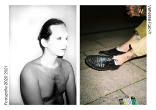 Links: Person mit nacktem Oberkörper, leichtem Make-up und ohne sichtbare Augenbrauen sitzt im Profil. Rechts: Nahaufnahme der tätowierten Knöchel und der geflochtenen schwarzen Schuhe auf dem Bürgersteig.