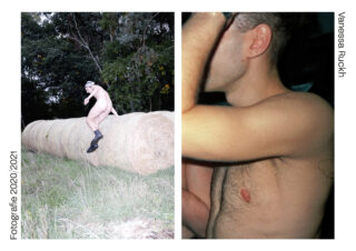 Ein geteiltes Bild: links springt eine nackte Person in Stiefeln und Helm von einem Heuballen auf einer Wiese; rechts ist in Nahaufnahme eine Person ohne Hemd mit dem Arm vor dem Gesicht zu sehen.