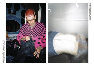 Ein Mann mit pinkfarbenen Haaren und Tattoos betrachtet eine Jeans; daneben hängt ein Foto, das einen nackten Rücken zeigt, der sich unter einem Pelzgewand wölbt. Der Text am Rand gibt den Titel Vanessa Ruckh, Fotografie 2020/2021.