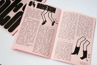 Ein offenes Zine mit deutschem Text und schwarzen Illustrationen stilisierter Beine auf rosa Seiten; auf einer angrenzenden Seite erscheinen fettgedruckter grafischer Text und Formen.