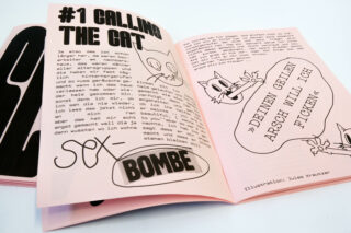 Ein offenes Zine mit rosa Seiten enthält deutschen Text, Katzenillustrationen und auffällige Grafiken, darunter die Worte „SEX-BOMBE“ und eine Sprechblase.