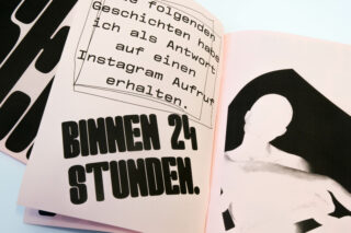 Auf einer aufgeschlagenen Zeitschrift sind der fettgedruckte deutsche Text „BINNEN 24 STUNDEN“ und stilisierte Grafiken zu sehen, mit zusätzlichem getippten deutschen Text auf der linken Seite.
