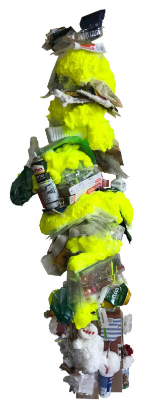 Eine vertikale Skulptur aus leuchtend gelbem Schaumstoff und verschiedenen übereinander gestapelten weggeworfenen Gegenständen, darunter Plastikbehälter, Dosen, Karton und Verpackungsmaterialien.