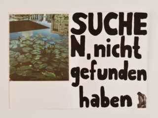 Eine Collage mit einem Foto von Seerosenblättern auf dem Wasser, überlagert mit der Spiegelung einer Stadt, daneben der fettgedruckte deutsche Text „SUCHE N. nicht gefunden haben“ und die kleine Silhouette einer hockenden Gestalt.