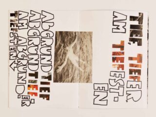 Das Foto einer Person mit ausgestreckten Armen ist auf einem weißen Hintergrund zentriert und von fettgedruckten, handgezeichneten deutschen Wörtern umgeben.