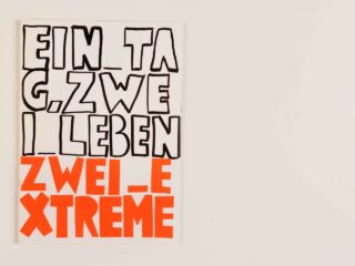 Ein handgezeichnetes Poster mit fettem schwarzem Text „EIN TAG, ZWEI LEBEN“ und rotem Text darunter „ZWEI _E XTREME“ auf weißem Hintergrund.