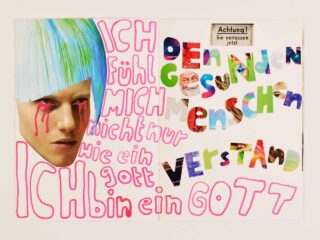 Eine Collage mit einem stilisierten Gesicht mit blauen Haaren und rosa Tränen, fettem deutschen Text und bunten ausgeschnittenen Buchstaben; auf einem kleinen Schild steht „Achtung! Sie verlassen jetzt.“.