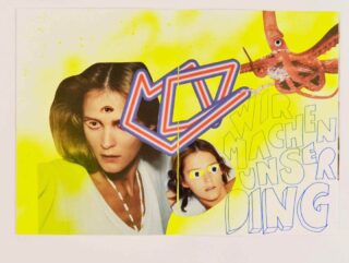 Eine Collage mit zwei Frauen mit veränderten Augen, einem roten Oktopus, geometrischen Formen und dem deutschen Text „Wir machen unser Ding“ auf gelbem Hintergrund.