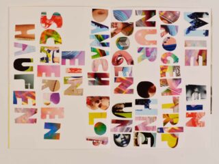Aus Zeitschriften ausgeschnittene, bunte Collage-Buchstaben bilden auf weißem Hintergrund deutsche Wörter, die in einem rechteckigen Format über zwei Seiten angeordnet sind.