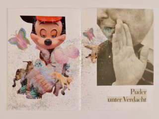 Eine Collage mit einer Comic-Maus, Schmetterlingen, Tieren und Glitzer auf der linken Seite und einer Nahaufnahme in Graustufen eines flüsternden Mannes mit dem deutschen Text „Puder unter Verdacht“ auf der rechten Seite.
