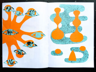 Eine abstrakte Collage mit ausgeschnittenen Formen in Orange und Blau; die linke Seite zeigt eine orange Form mit blau gemusterten Augenformen, die rechte Seite zeigt blaue Kleckse und orange geometrische Formen auf Weiß.