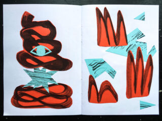 Abstraktes Kunstwerk mit roten und blauen Formen, darunter Wellenlinien, geometrische Formen und ein Augenmotiv, verteilt auf zwei Seiten eines offenen Skizzenbuchs.