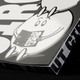 Eine Nahaufnahme eines Buchcovers mit einer weißen Zeichentrickfigur, die ein kleineres Buch mit dem Titel „CIRCLES“ liest, mit fettem schwarz-weißem Text im Hintergrund.