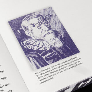 Porträt eines bärtigen Mannes in historischer Kleidung mit mathematischen Symbolen über seinem Gesicht; deutscher Text beschreibt Ludolph van Ceulen und die Ludolphsche Zahl (π).