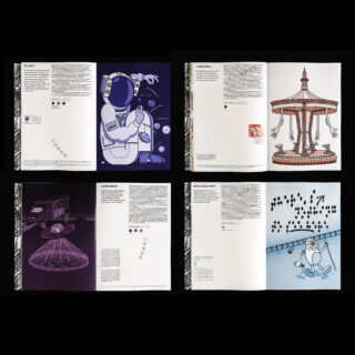 Es werden vier illustrierte Buchseiten gezeigt, jede mit Text und einer einzigartigen Zeichnung, darunter ein Astronaut, ein Karussell, ein UFO und eine Figur, die herabfallende Blöcke auffängt.