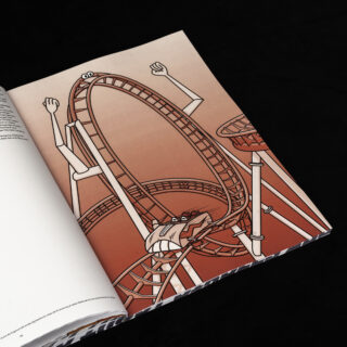 Auf einer illustrierten Buchseite ist eine Achterbahn mit einem Cartoon-Gesicht und -Armen abgebildet, die auf einem braunen Hintergrund mit Farbverlauf durch eine Schleife zu fahren scheint.