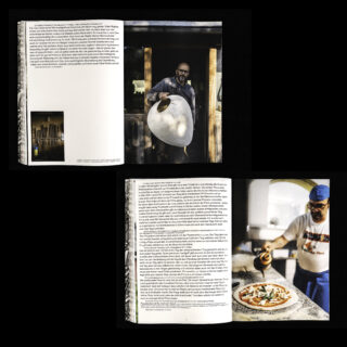 Zwei aufgeschlagene Buchseiten; die linke Seite zeigt einen Mann, der Pizzateig hält, die rechte Seite zeigt ihn, wie er eine Pizza belegt. Beide Seiten enthalten Text und Fotos.