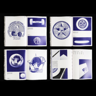 Ansicht von vier aufgeschlagenen Buchdoppelseiten in Blau und Weiß.