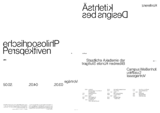 Ein geteiltes Poster mit gespiegeltem deutschem Text, fetten schwarzen Buchstaben auf weißem Hintergrund und Veranstaltungsdetails in den unteren Ecken.