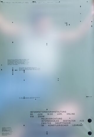 Minimalistisches Poster mit verstreutem schwarzem Text auf hellblauem Hintergrund mit Farbverlauf, das eine Online-Informationsveranstaltung zum Thema Intermediales Design in der Kunsterziehung beschreibt.