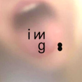 Verschwommene Nahaufnahme des offenen Munds einer Person mit dem Wort „img“ und der Zahl „8“ in schwarzer Schrift darüber.