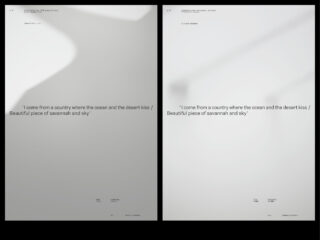 Zwei minimalistische Poster zeigen dasselbe Zitat: „Ich komme aus einem Land, wo sich Ozean und Wüste küssen / Wunderschönes Stück Savanne und Himmel“, auf leicht verschwommenem Hintergrund.
