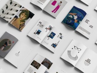 Zeitschriften und offene Broschüren werden auf einer weißen Oberfläche angeordnet und zeigen Fotografien, Grafiken und Text in modernen redaktionellen Layouts.